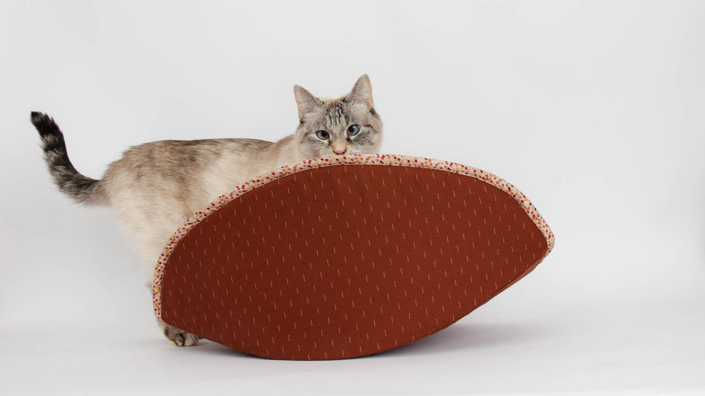 Our jumbo side Cat Canoe® is a modern cat bed, sized for kitties who weigh 18 pounds or more. 